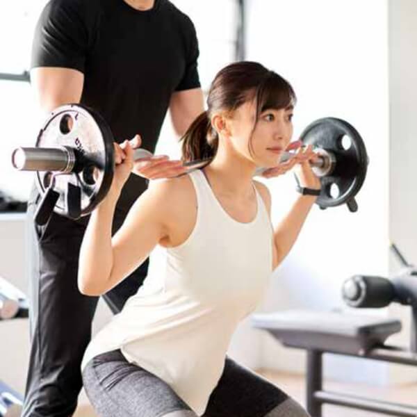 トレーニングしている女性